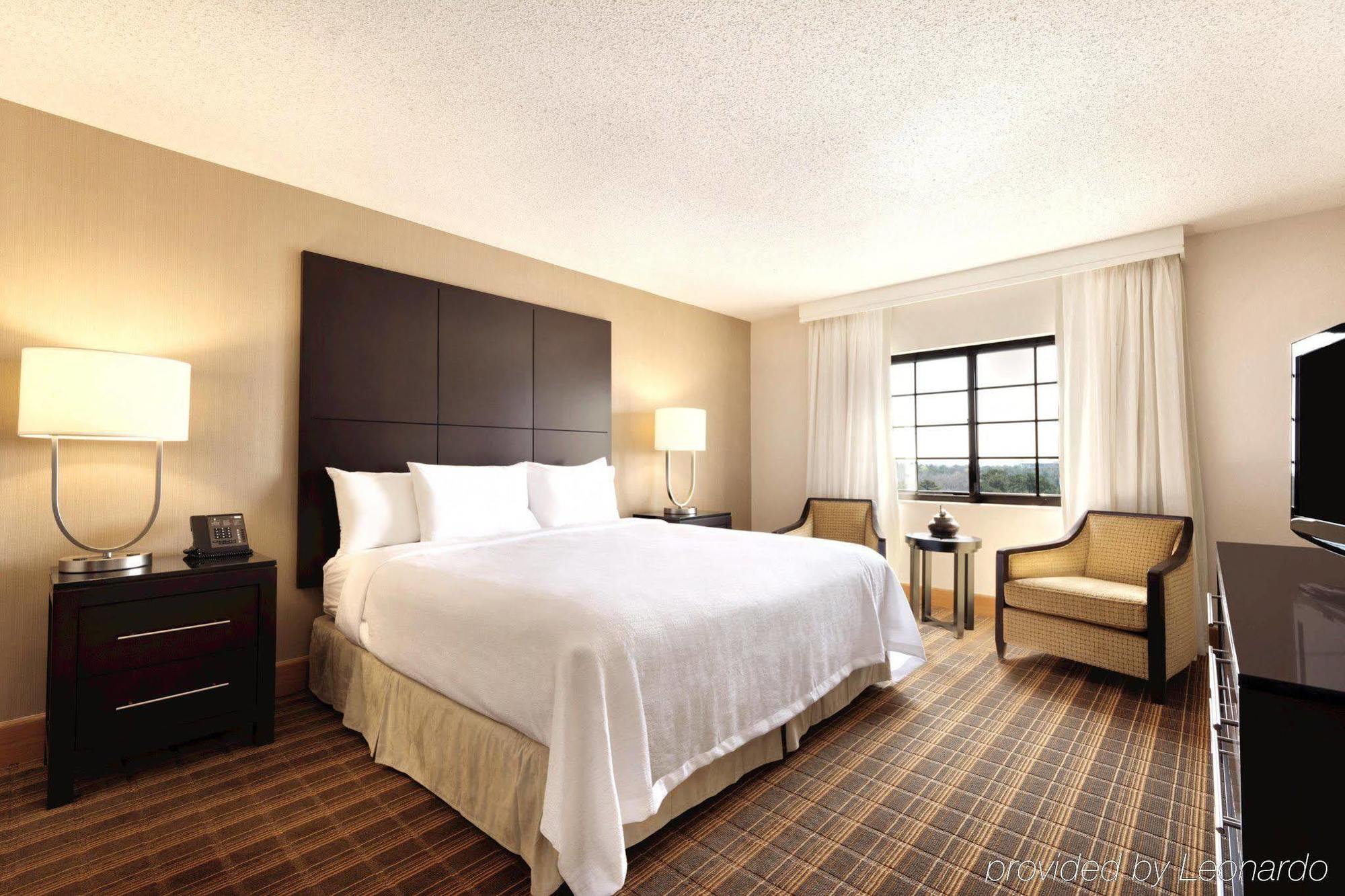 Embassy Suites Greenville Golf Resort & Conference Center Ngoại thất bức ảnh